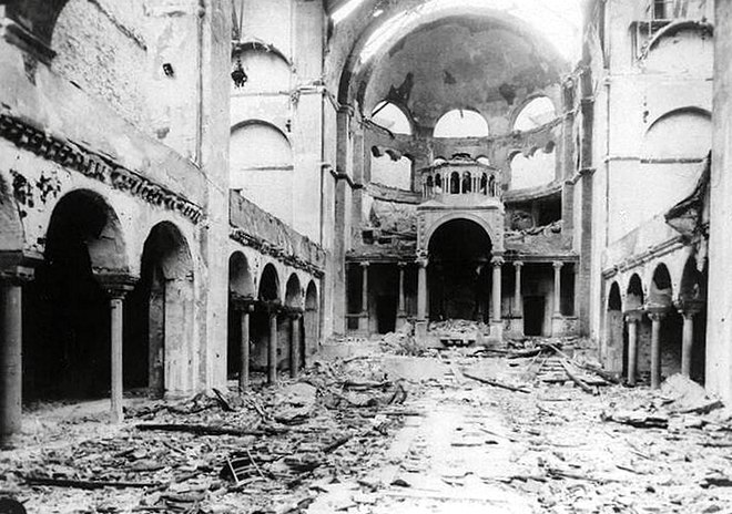 Interior_view_of_the_destroyed_Fasanenstrasse_Synagogue,_Berlin