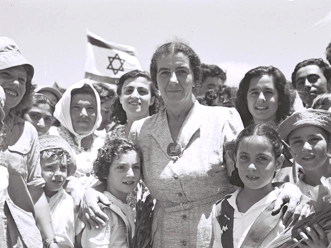 Golda_Meir_with_children_of_Kibbutz_Shfayim-1950