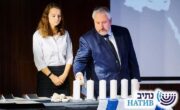 Посол Израиля в республике Беларусь Алон Шохам (сегодня – глава «Натива») зажигает свечу на церемонии в честь Дня Памяти и Катастрофы.